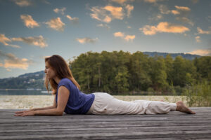Nadine von naé yoga macht Yoga-Pose Sphinx am Hallwilersee AG