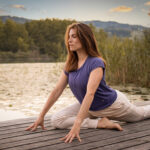Nadine von naé yoga macht Yoga-Pose Kobra am Hallwilersee AG
