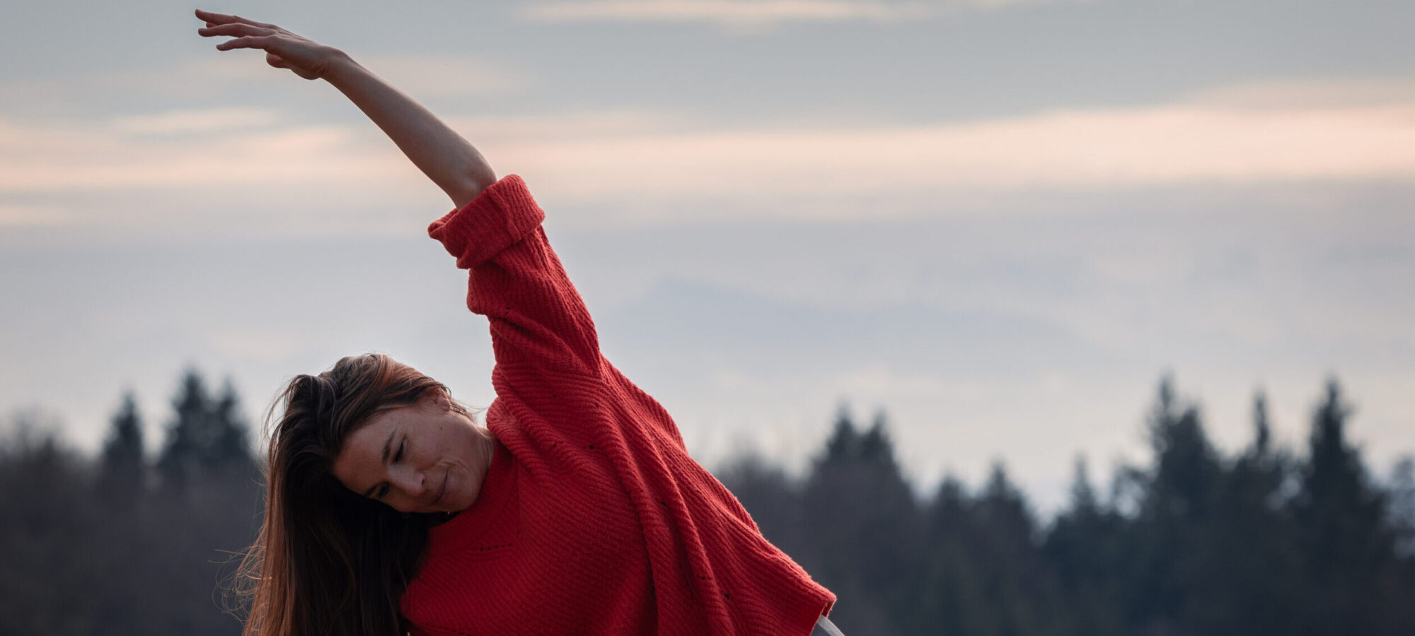 Nadine von naé yoga macht Yoga-Pose Seitlicher Winkel in Baden AG