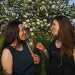Nadine von naé yoga mit Chantal von Tada Yoga lachend vor einem Kirschenbaum in Uerikon ZH
