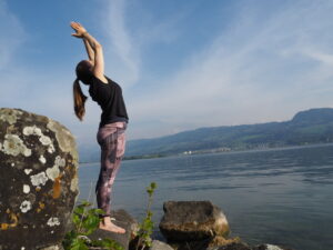 Nadine von naé yoga macht Yogapose am See in Uerikon ZH