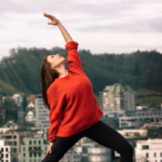 Nadine von naé yoga macht Yoga mit Aussicht auf die Stadt Baden AG