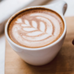 Kaffee mit Blume Latte Art.