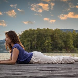Nadine von naé yoga macht Yoga-Pose Sphinx am Hallwilersee AG